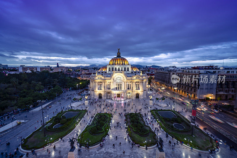 被称为“贝拉斯艺术宫”(Palacio de Bellas Artes)的墨西哥城文化中心灯火通明的艺术宫(Palace of Fine Arts)鸟瞰图。这座文化中心建于1910年，是为纪念独立战争一百周年而建的